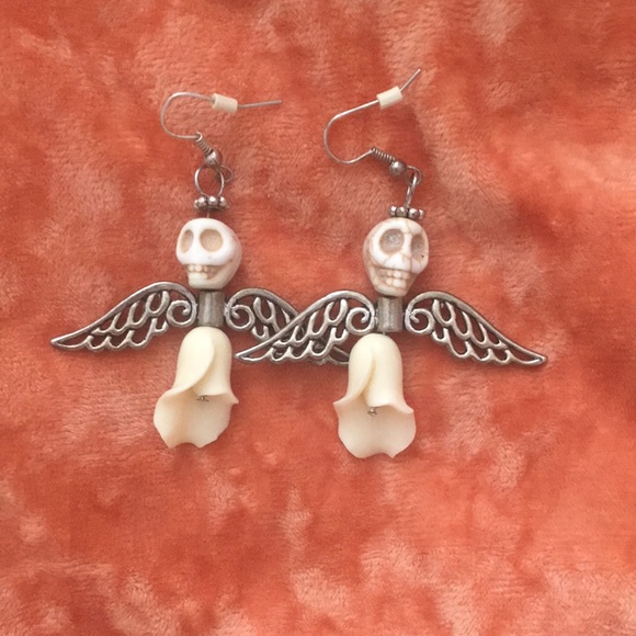 FREE WITH PURCHASE! Cream skull angel wing rose dangle drop pierced earrings - Picture 1 of 4